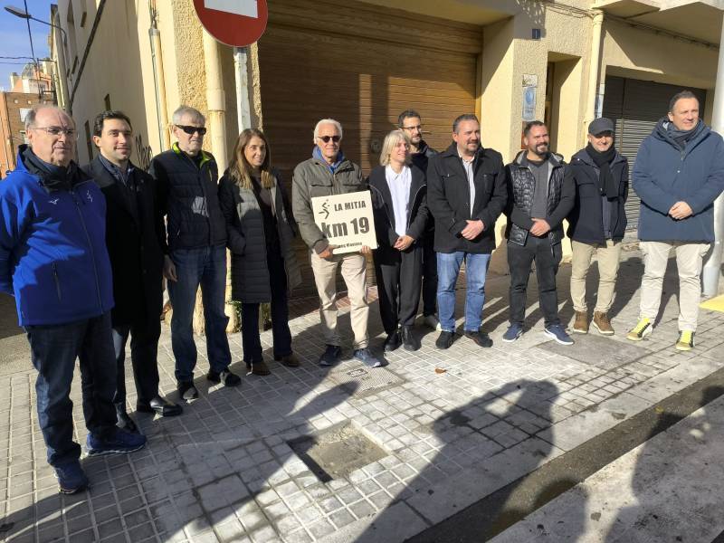 Vicenç Viaplana envoltat d'autoritats i els membres de la Mitja