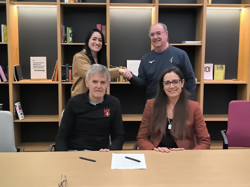 Signatura del conveni entre  Estabanell i la Mitja