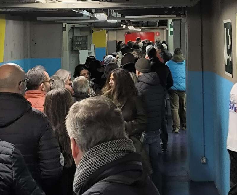 Las colas de los socios para votar recorrían los pasillos interiores del Palau d'esports