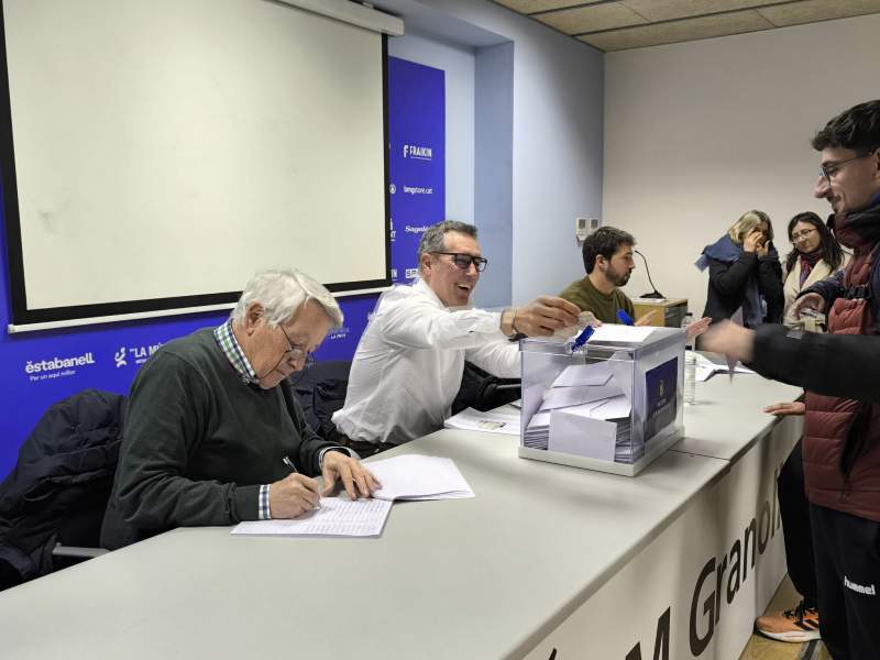 Momento del voto de uno de los socios dels Club BMG