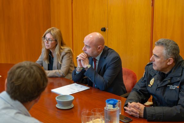 Un momento de la reunión entre Carlos Prieto y los miembros del consistorio de Lliça de Vall