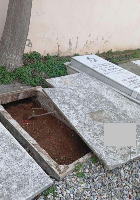 Profanación de tumbas en el cementerio judio de les Corts 3