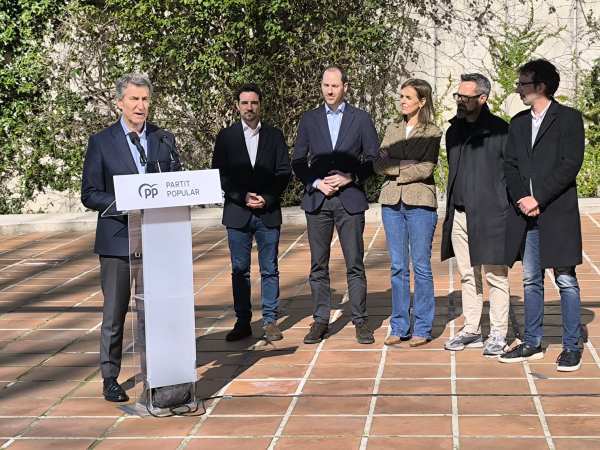 Feijóo acompañado de cargos de su partido catalán