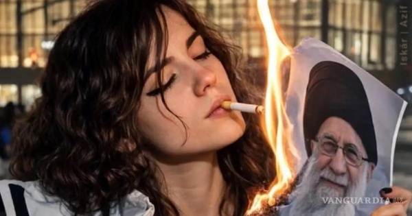 Mujeres iranís fumando y quemando foto de Alí Khameini