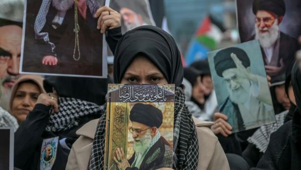 Quienes lloran la muerte de Khameini siempre van con el rostro semi tapado