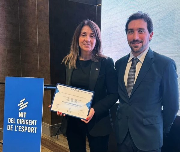 Meritxell Budó recollint el premi i posant amb el regidor d'esports el garriguenc Àlex Gil,,
