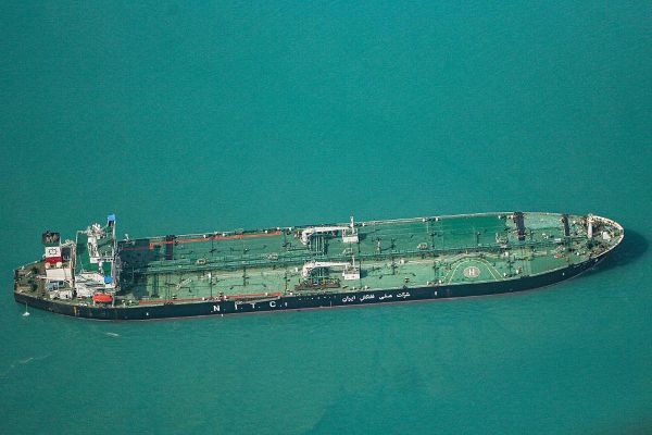 Los petroleros transportan millones de barriles diarios a través de rutas estratégicas como el Estrecho de Ormuz