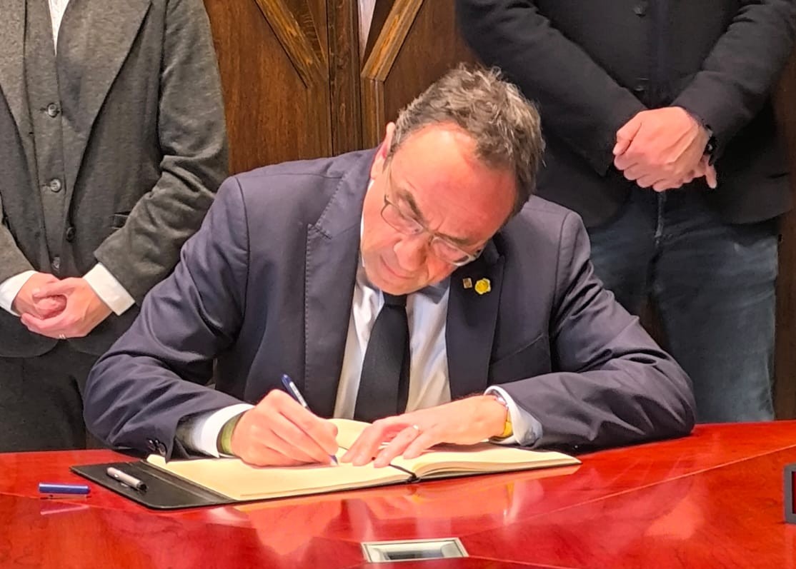 Rull firmando en el Libro de Honor de la Ciutat de Granollers