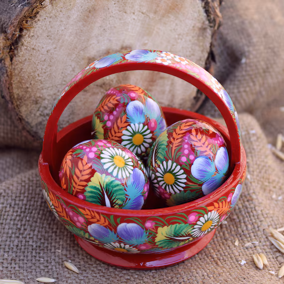 Canasta de huevos de pascua pintados