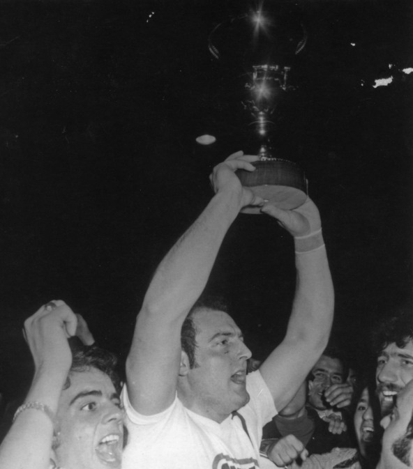 Miquel Prat alçant la Recopa en el vell pavelló de parquet