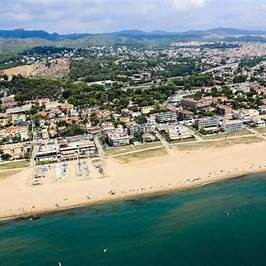 Castelldefels - Aérea de la playa y el frente urbano (idea clara de “ciudad-costa” y vivienda)