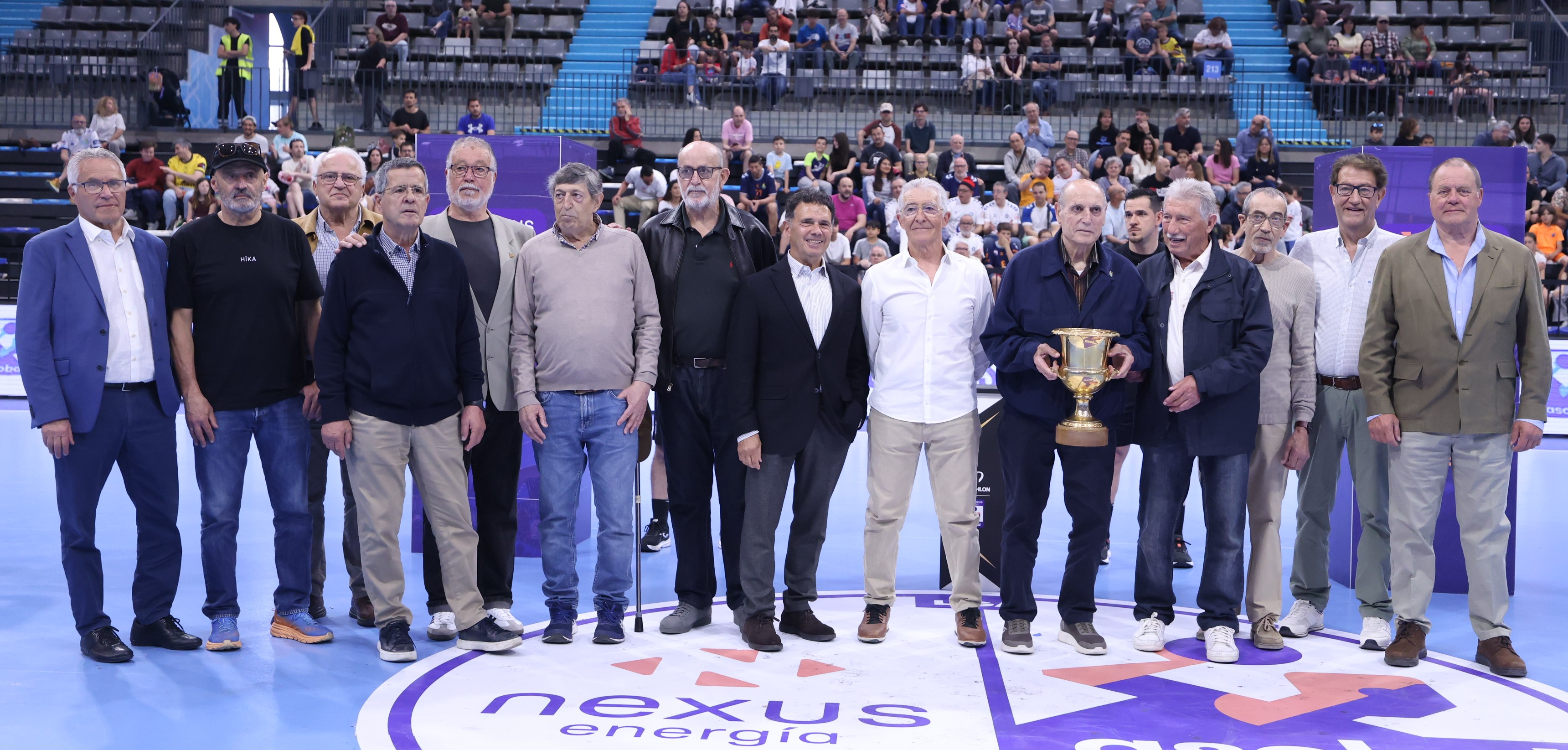 Los Campeoners de la Recopa del 76 siendo hemenajeados en la pista del Palau