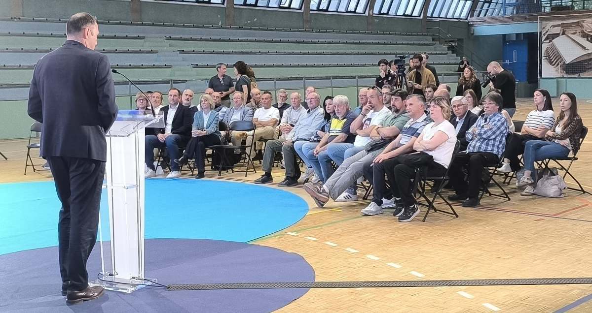 El conseller Alvarez dirigiendose a los presidentes de las entidfades y Clubs deportivos de Granollers