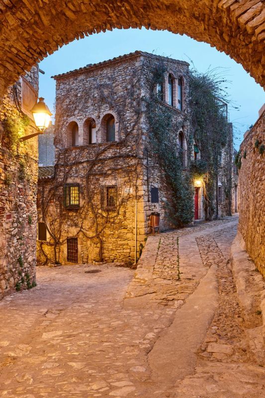Peratallada al atardecer capta unas gamas de colores inigualable Foto R.Mora