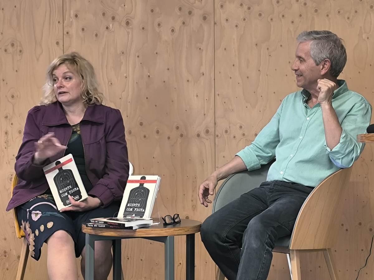La escritora alemana Angelique Pfitner presentando el libro de Carles Viñallonga