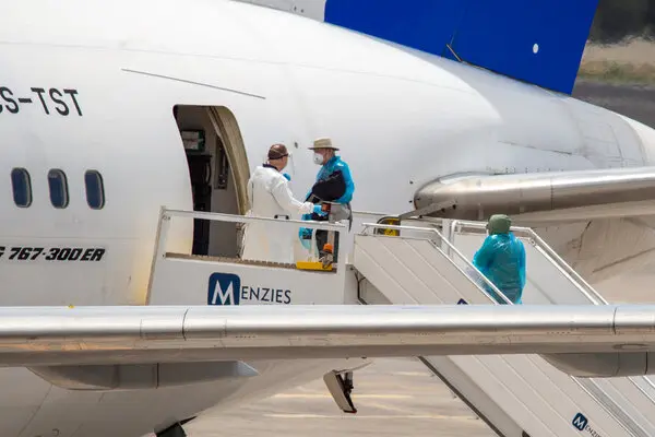 Los pasajeros del crucero accediendo a los aviones especiales fletados por cada país