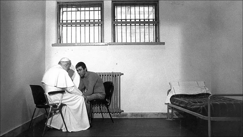Tras su recuperación, el Papa visitó en prisión a Mehmet Alí Agca, quien fue el que intentó asesinarlo y perdonó su acción