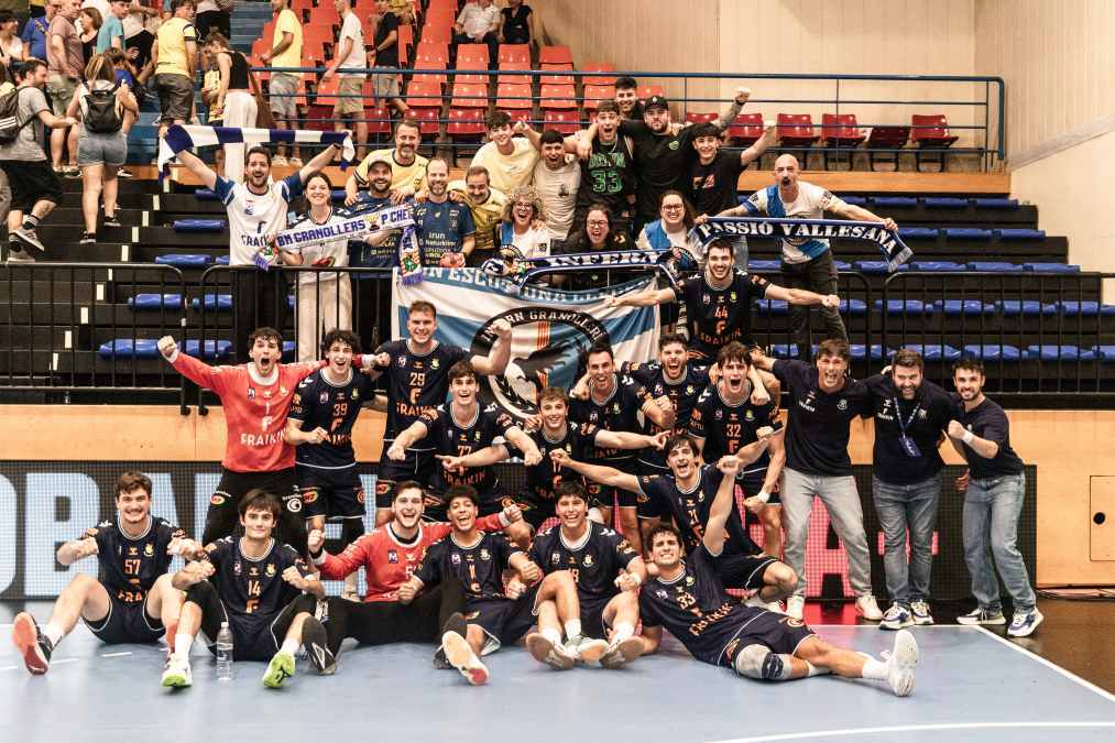 El equipo disfrutando de la victoria con la afición que se trasladó a Irún Foto Haimar Marcos