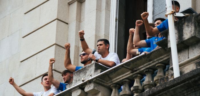 Hidalgo celebrando el ascenso a Primera desde el balcón del Ayuntamiento de A Coruña