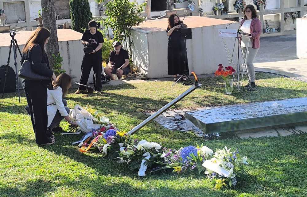 88 aniversari bombardeig Meritxell Budó fent l'ofrena de flors