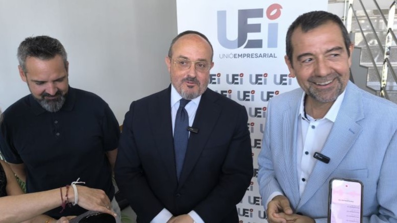 momento de la rueda de prensa junto al president de la UEI y el regidor local