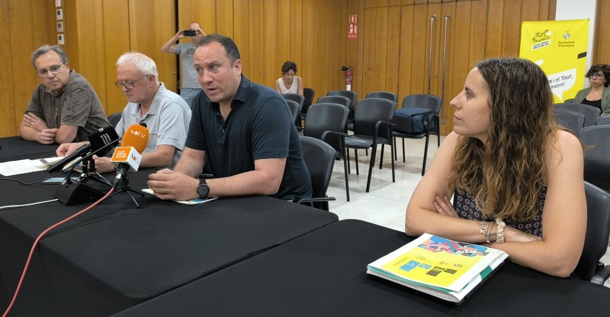 la roda de premsa am el regidor Alvar Ferrer al davant