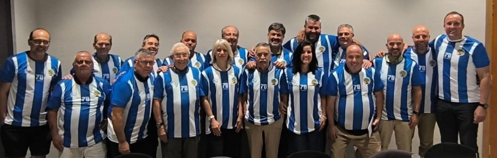 Los asistentes a la cena posando junto a las autoridades todas ellas uniformadas del 70 aniversario