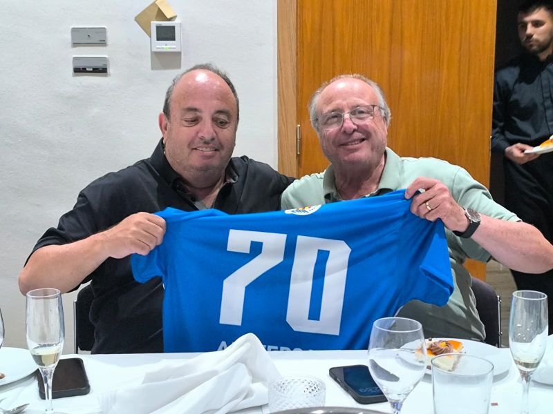 Los directivos del EC Grabnollers con la camiseta del 70 aniversario del Atlétic Vallés