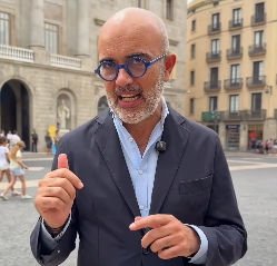 Daniel Sirera ante el Ayuntamiento de la capital catalana