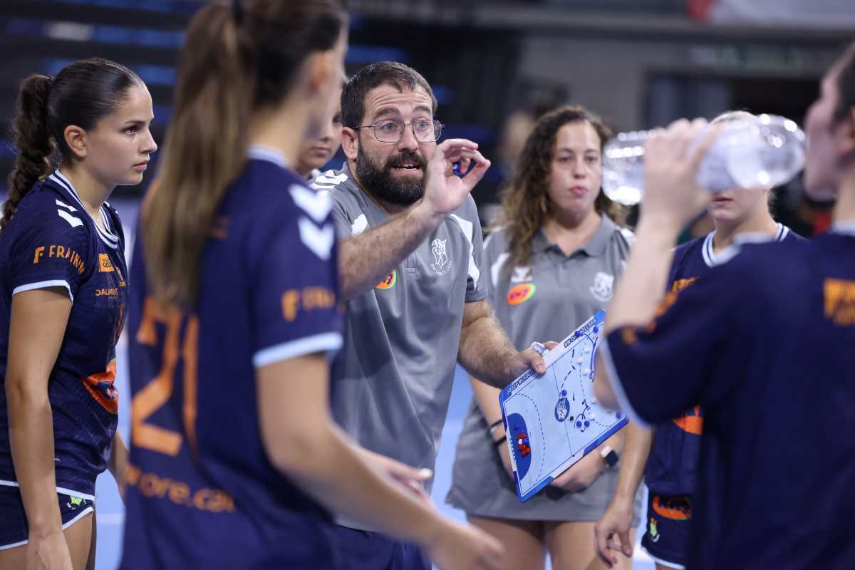 Morales, el entrenador del KH7 dialogando con las jugadoras en un tiempo muerto
